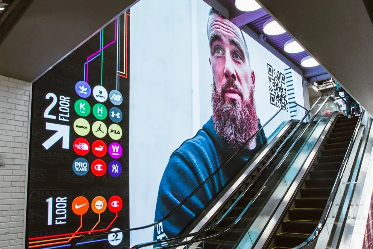 Immense mur LED avec Travis Kelce comme mannequin, par Activate The Space