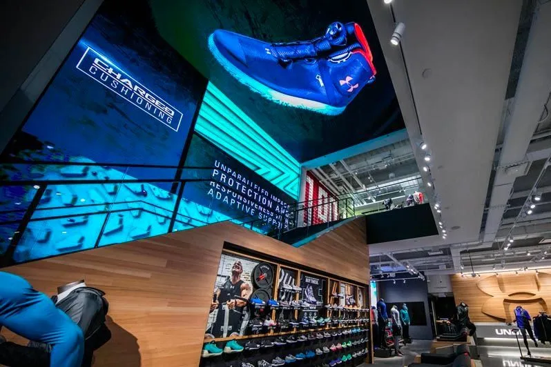 Activate The Space installe des écrans dvLED de 2,4 mm et 4 mm dans le magasin phare Under Armour de Boston