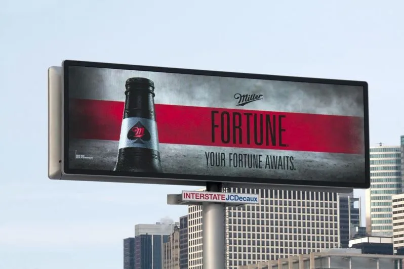 Panneau publicitaire numérique au-dessus des toits d’une ville