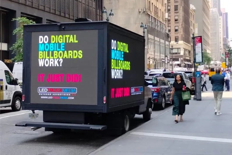 Camion équipé d’un panneau publicitaire numérique dans une rue