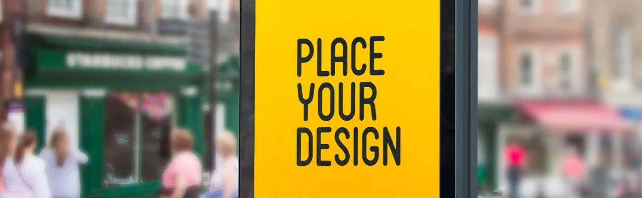Affiche numérique jaune « Place your design » dans une rue