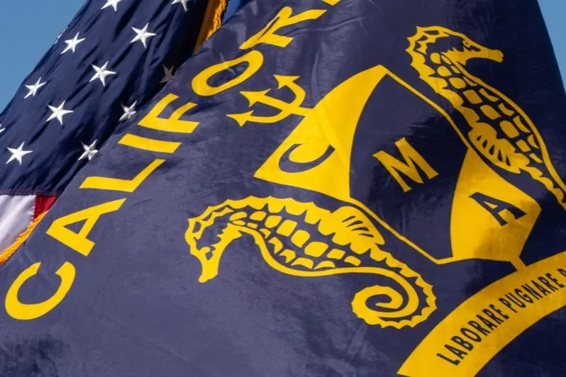 Le drapeau officiel de la Cal Poly Maritime Academy