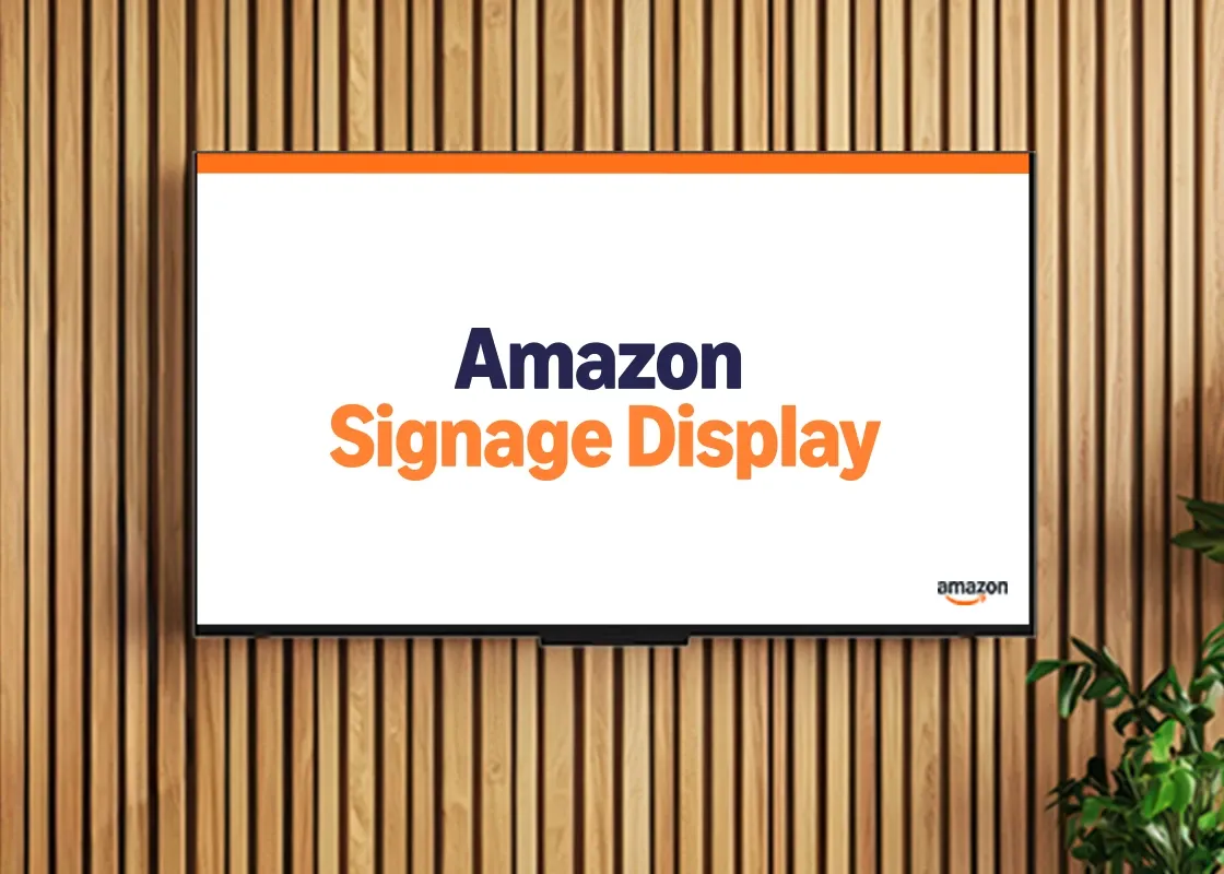 Amazon Signage Display sur un mur à lames de bois