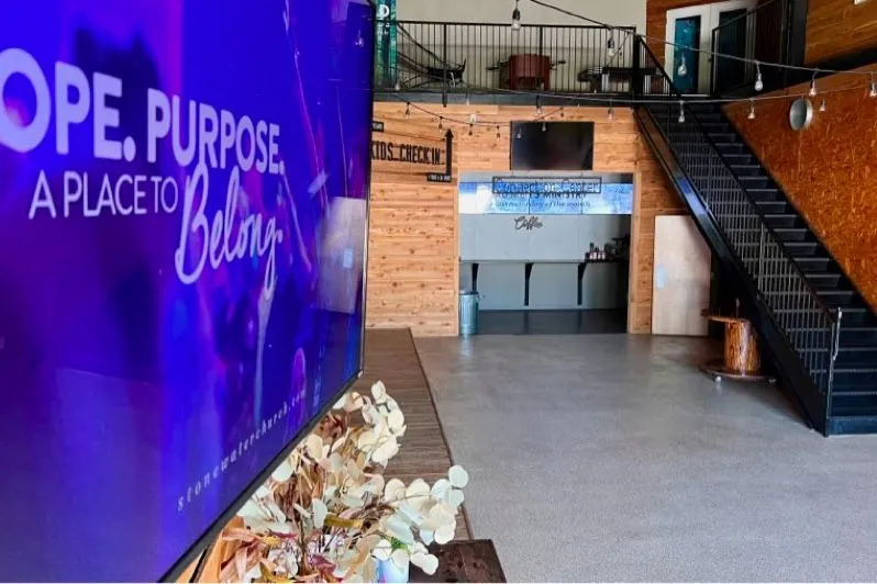 Mur vidéo « Hope, purpose, a place to belong » à l’entrée d’une église