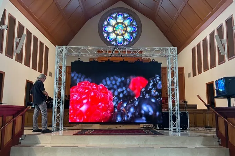 Mur vidéo LED sur l’estrade d’une église avec une rosace