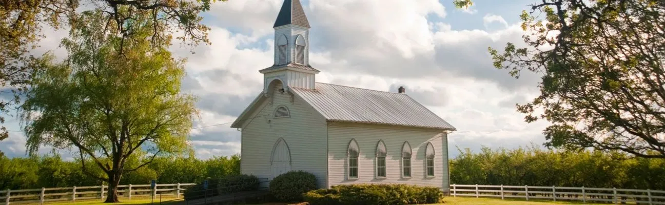 Petite église blanche avec un clocher à la campagne