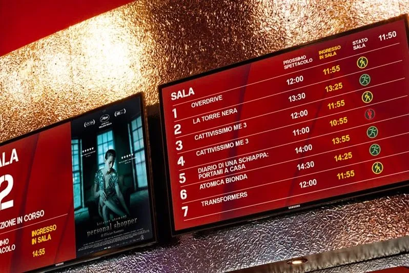 Panneaux numériques avec les horaires des films dans le hall d’un cinéma