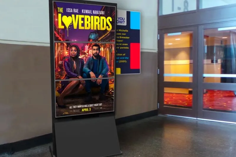 Écran d’affiche de film numérique dans un couloir de cinéma