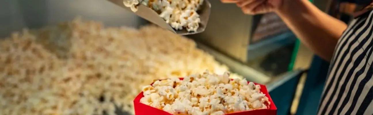 Pop-corn servi au comptoir d’un cinéma