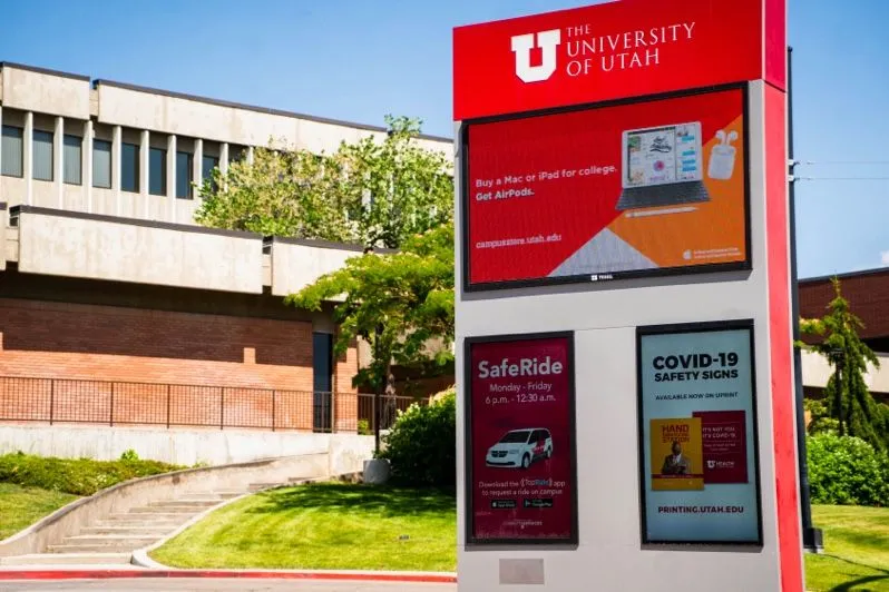 Panneau extérieur avec écrans numériques sur le campus de l’Université de l’Utah