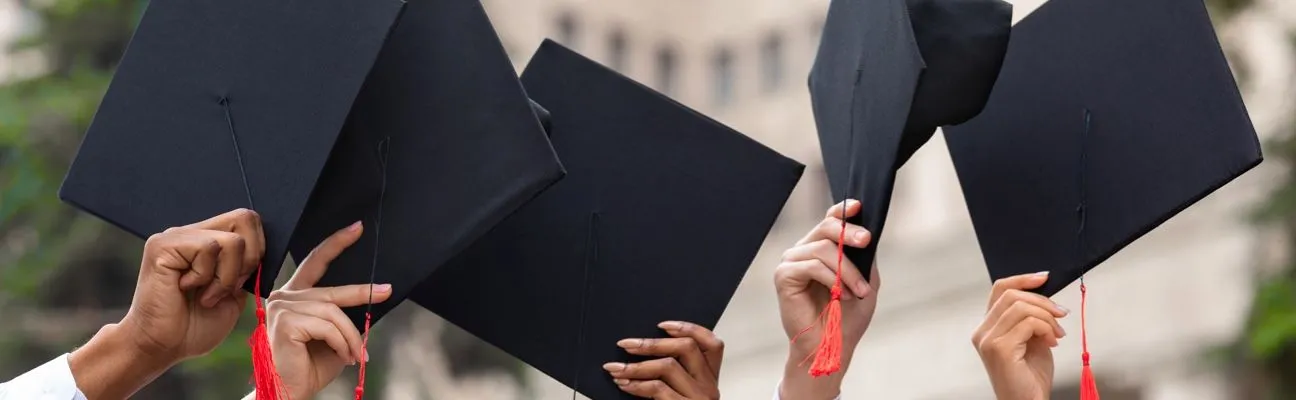 Toques de diplômés lancées en l’air