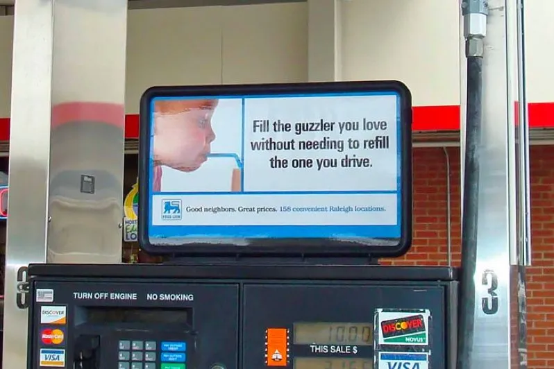 Écran sur une pompe à carburant affichant un message aux conducteurs
