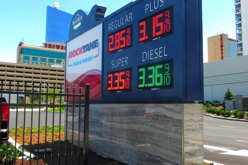 Panneau numérique des prix des carburants dans une station-service