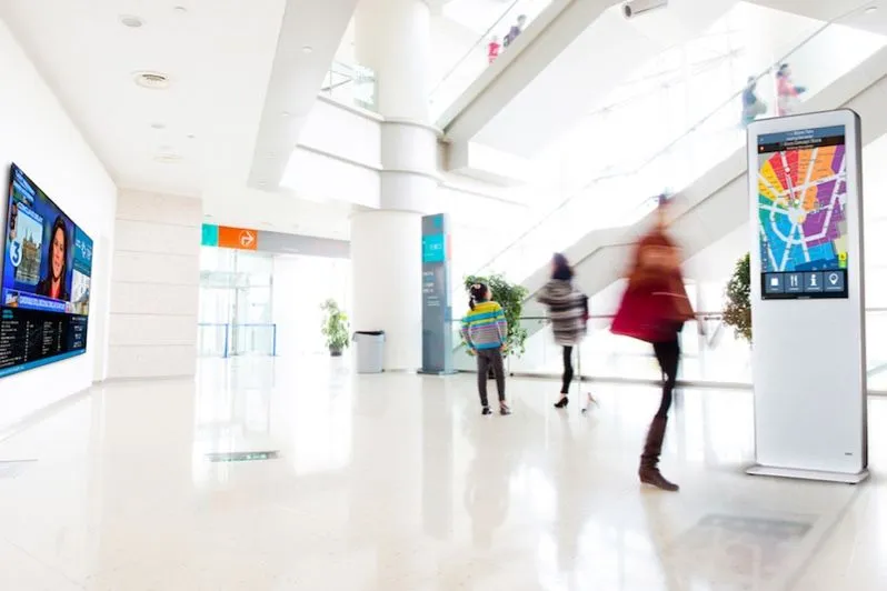 Hall lumineux d’un hôpital avec une borne d’information