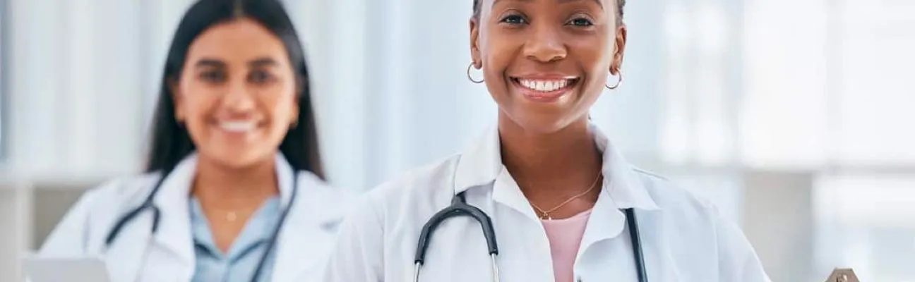 Médecins et infirmières souriants dans un hôpital