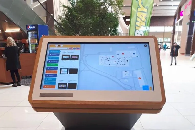 Borne de plan interactif dans le hall d’un hôtel