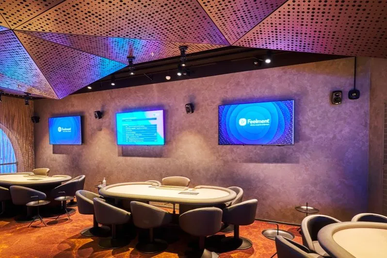 Bar et salon d’hôtel avec des écrans au mur