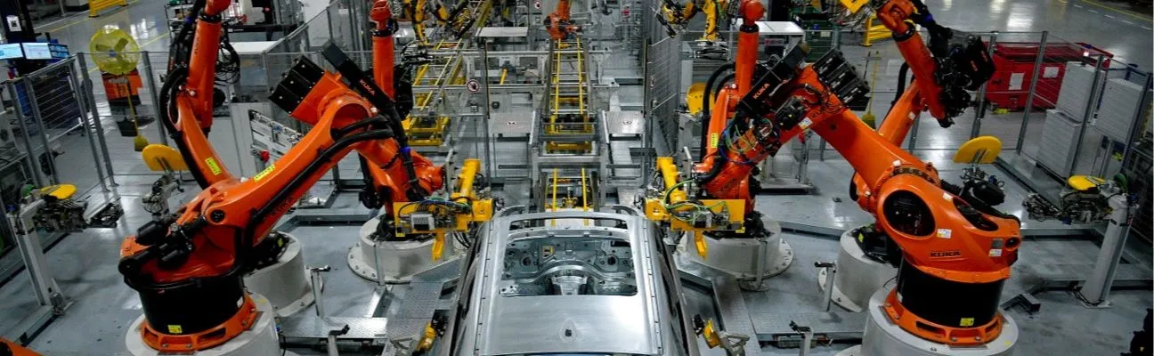 Bras robotisés sur une chaîne de production automobile
