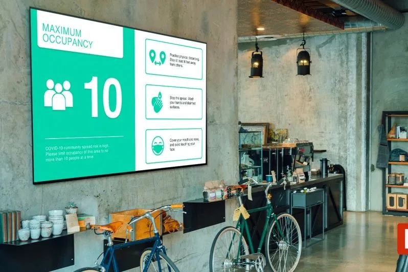 Écran dans le hall d’un bureau affichant chiffres et actualités de l’entreprise