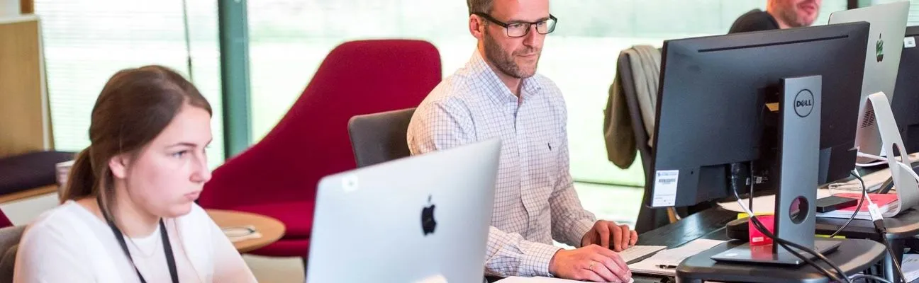 Personnes travaillant à leur bureau dans un open space
