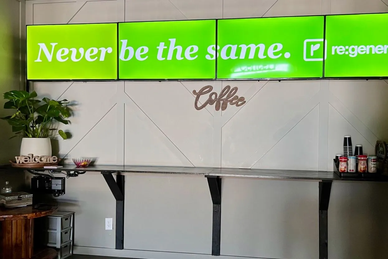 Mur LED dans l’espace café de StoneWater Church