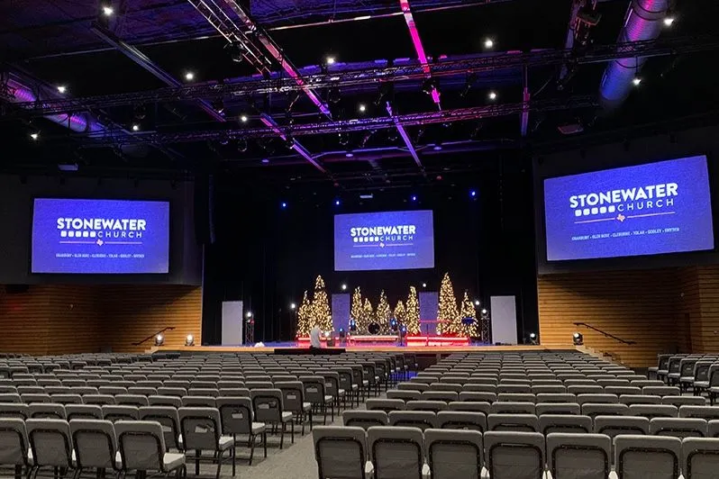 StoneWater Church utilise l’affichage dynamique pour diffuser les offices directement vers tous ses autres sites