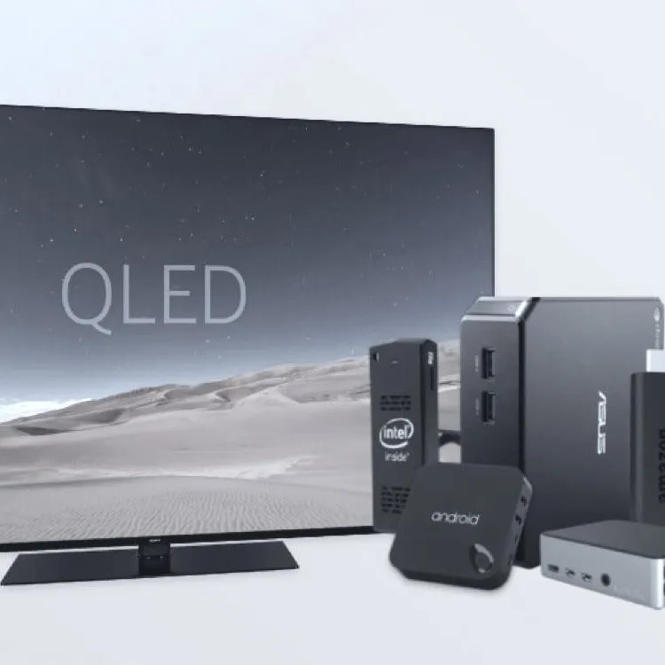 Une Smart TV à côté de plusieurs petits lecteurs multimédias