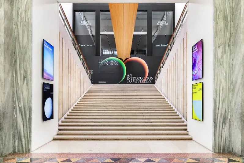 Écrans d’orientation à l’exposition de la Triennale di Milano