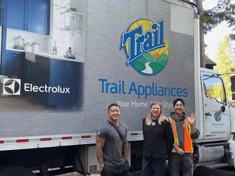 L’équipe de Trail Appliances devant un camion de livraison