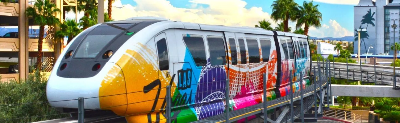 Monorail couvert de graffitis colorés