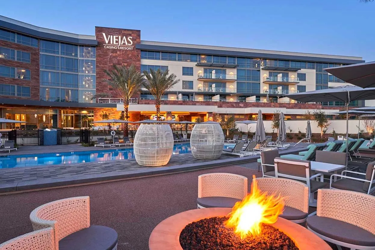 Brasero au bord de la piscine de l’hôtel du Viejas Casino & Resort